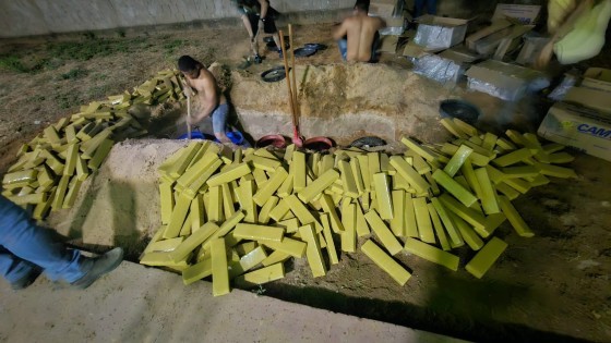 O grande volume de droga estava acondicionado em barris, enterrados ao fundo de uma residência situada em uma chácara na região do Coxipó do Ouro, após a Ponte de Ferro.
