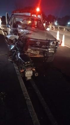 A Hilux foi incendiada por populares 