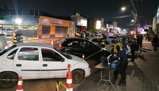 As abordagens ocorreram na avenida Carmindo Campos, no bairro Grande Terceiro. 