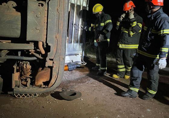 Os bombeiros realizaram o desencarceramento do corpo do motorista, que foi removido e entregue à Politec