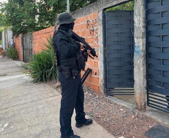 Entre os alvos está uma mulher apontada como chefe do grupo criminoso e seus comparsas que auxiliavam na distribuição da droga