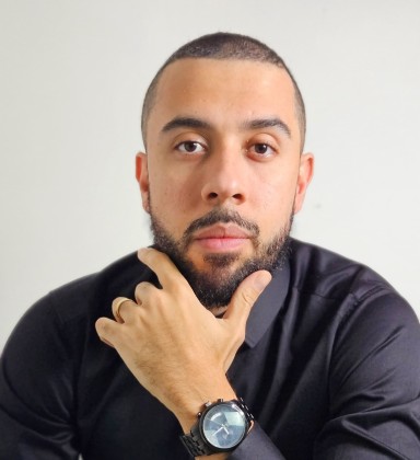 Marcelo Freitas é bacharel em Ciência da Computação, consultor de tráfego pago e fundador da Spot-A Marketing. É expert em tráfego pago estratégico para empresas que buscam captar leads e vender através da Internet.