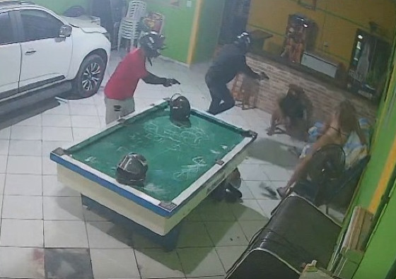 Jovens são executados a tiros em bar
