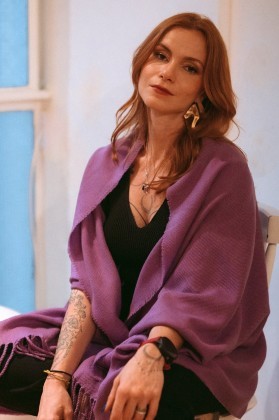 Mayra Cardozo é terapeuta e advogada especialista em gênero e sócia do escritório Martins Cardozo Advogados Associados. Idealizadora do método Alma Livre, criado para auxiliar mulheres a saírem de relacionamentos tóxicos e abusivos.