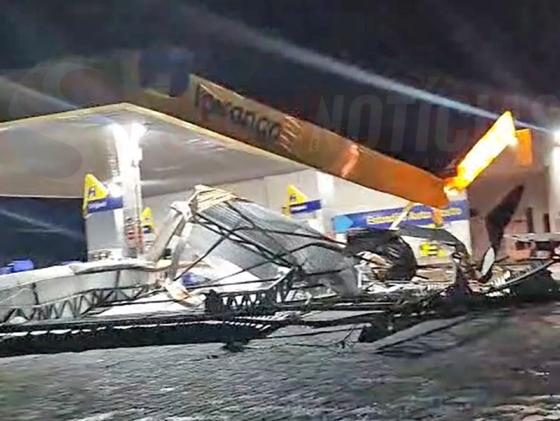 Cidade foi atingida por ventos fortes, com rajadas que podem ter atingido até 80 km/h.