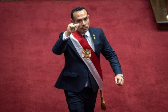 Presidente do Congresso assumiu comando do país.