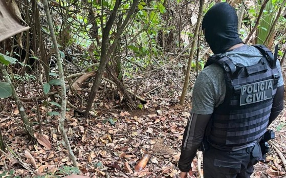 Corpo foi enterrado em uma área de mata na região.