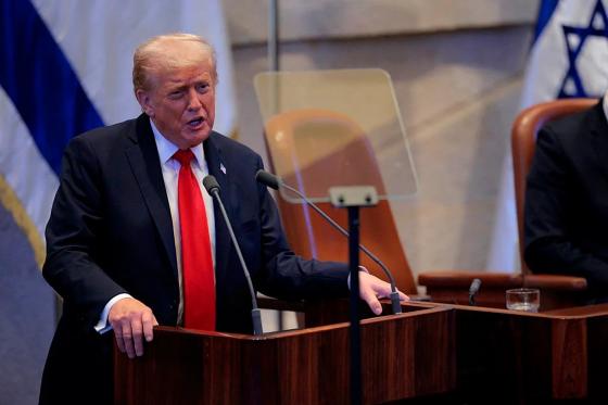 Donald Trump está no Oriente Médio para acompanhar de perto as assinaturas do cessar-fogo entre o Hamas e Israel.