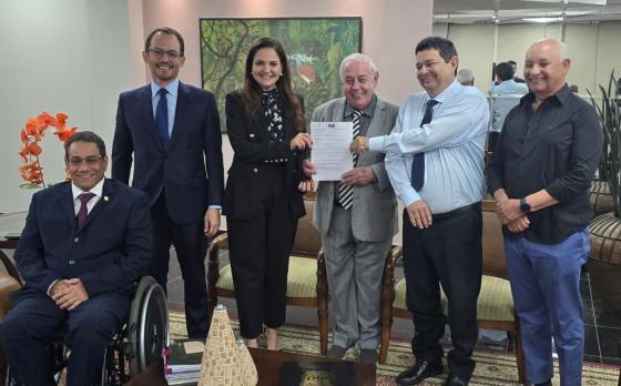 A entrega da lista foi feita pela presidente da OAB-MT, Gisela Cardoso, ao presidente do TJMT, desembargador José Zuquim Nogueira, durante reunião no Palácio da Justiça, em Cuiabá.