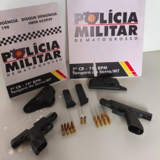 No local, o homem apresentava sinais visíveis de embriaguez, estava exaltado e chegou a mostrar uma arma de fogo