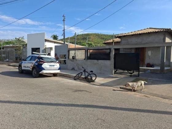 Os policiais militares chegaram ao local por volta das 7h e foram recebidos pelo marido da vítima.