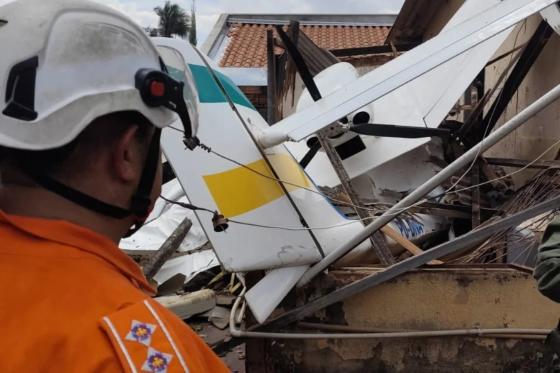 No vídeo, é possível notar partes do telhado e vigas destruídas pela queda cobrindo o monomotor.