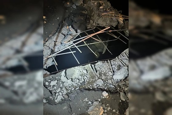 A explosão destruiu parte de lojas e restaurantes da região e obrigou os bombeiros a evacuarem o quarteirão.