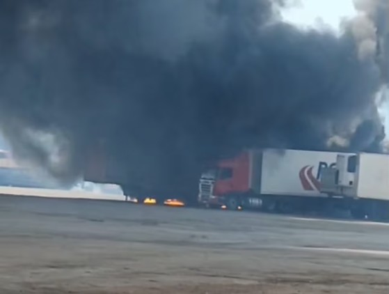 O fogo começou por volta das 12h40 e rapidamente se espalhou pela área