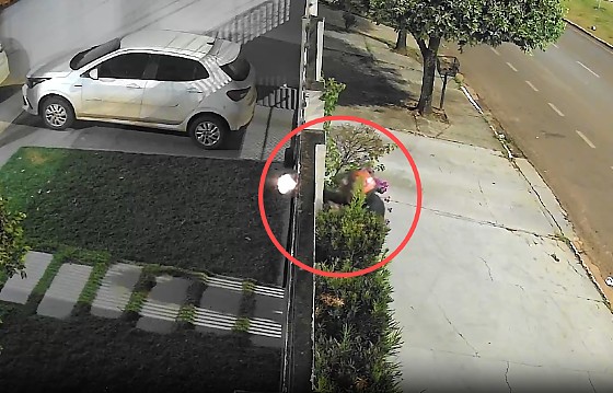Sócio insatisfeito atirou na residência do casal.