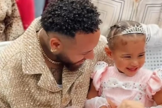 Ainda nas imagens dá para ver que a criança chora e logo é amparada pelo pai. Ao ver que Mavie estava chorando, Neymar pega ela no colo para acalmá-la.
