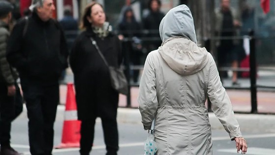 Pedestres se protegem do frio na Avenida Paulista, região central de São Paulo