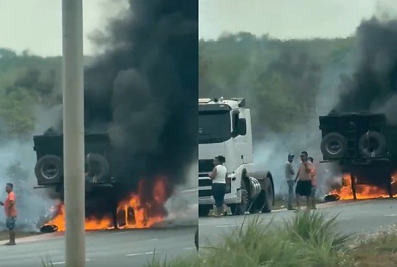 Imagens gravadas por populares mostram a traseira do veículo em chamas, além de uma fumaça escura se espalhando no ar.