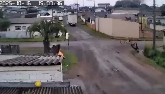 Imagem mostra idoso sendo arrastado com bicicleta por caminhão.