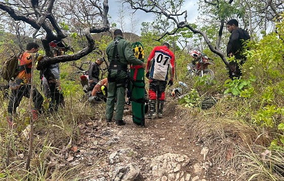Após o pouso e a estabilização do piloto pela equipe médica do Samu, ele foi transportado pelo helicóptero até o Hospital Municipal de Cuiabá (HMC)