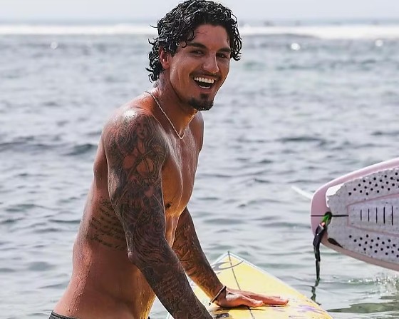 Em um post no Instagram, Medina apareceu abraçando a barriga da namorada 