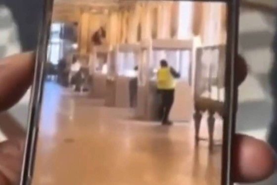 Vídeo mostra ação de ladrão no Museu do Louvre, em Paris