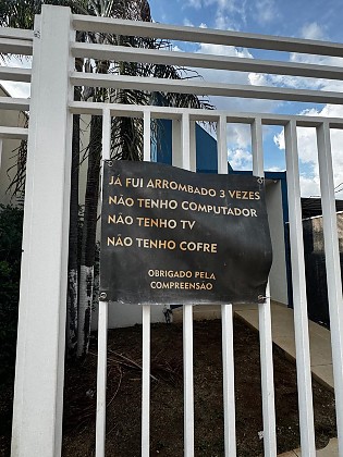 A placa chama atenção de quem passa pelo local