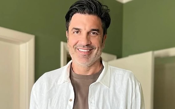 Sem sintomas mais graves, Edu Guedes apenas sentia dores por conta de uma crise de cálculo renal. 