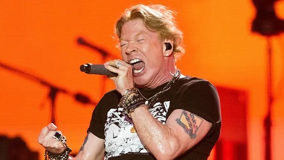 Visivelmente irritado, o vocalista arremessou o microfone no chão .