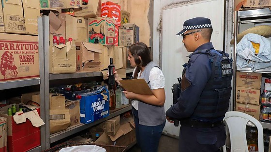 A Vigilância Sanitária de Várzea Grande atua em parceria com a Polícia Civil e a Guarda Municipal para identificar a origem da bebida consumida e evitar novos casos