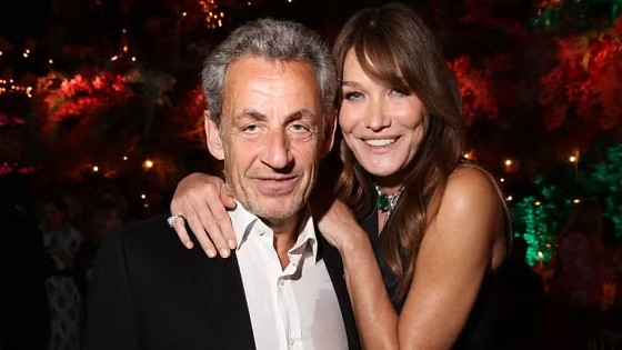 Nicolas estava acompanhado de sua esposa, a modelo e cantora Carla Bruni, na chegada ao presídio.