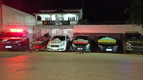 Na revista de um dos carros, foram encontrados 54 quilos de pasta base de cocaína, 10 quilos de cloridrato de cocaína e 39 quilos de maconha