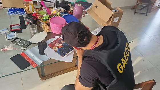 Ao todo, a Justiça determinou o cumprimento de cinco mandados de prisão preventiva, além de 6 mandados de busca e apreensão em diversas empresas ligadas ao crime organizado
