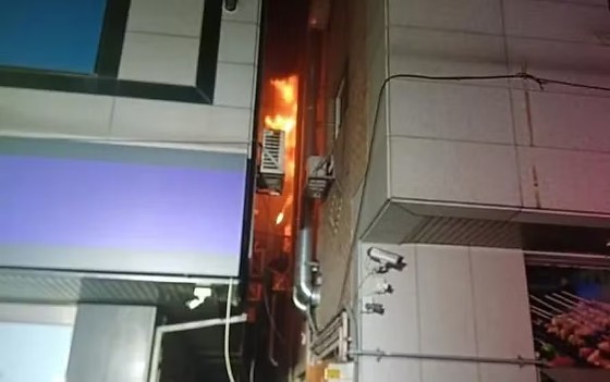 Ao perceber a fumaça, um casal que mora no quinto andar junto com um bebê pediu socorro aos vizinhos.