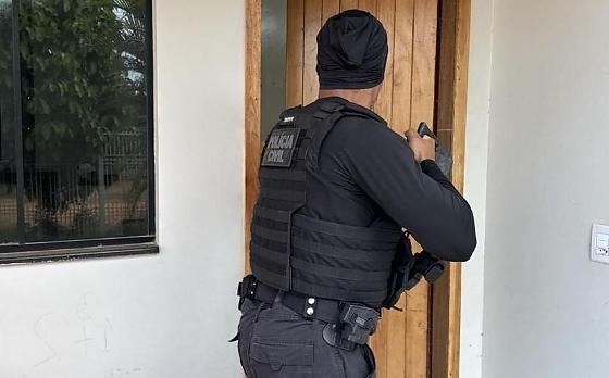 A operação é resultado de uma investigação de longo prazo, que apura a atuação de indivíduos responsáveis por fornecer suporte logístico e financeiro a membros da facção