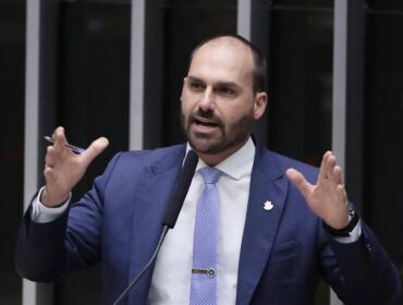 Flávio Bolsonaro chama julgamento do STF de 'farsa' 