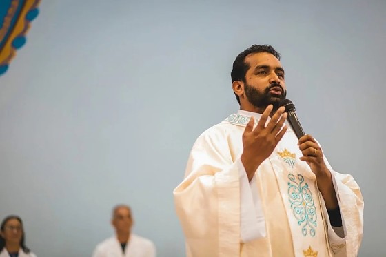 O líder religioso, identificado como Binu Joseph Chollackal, tem nacionalidade indiana 