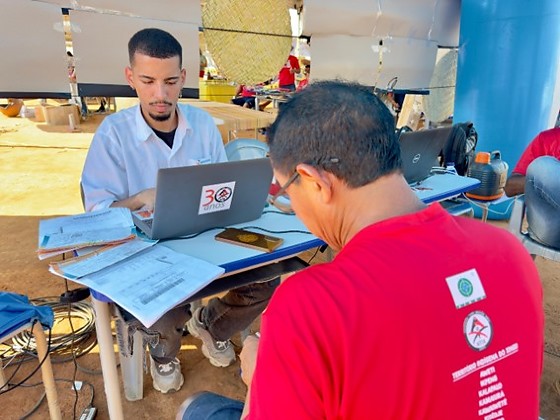 Em Mato Grosso, a Energisa realiza o serviço com a instalação de sistemas de geração de energia solar sustentável para os indígenas cuja prioridade é promover a acessibilidade à energia elétrica a áreas isoladas, respeitando as premissas contratadas 