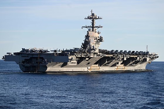 O USS Gerald R. Ford, o maior porta-aviões do mundo, visto no Mar do Norte durante o exercício OTAN Neptune Strike 2025, em 24 de setembro de 2025