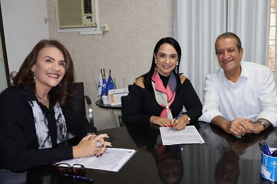Amanda Servidoni (ao centro na foto em destaque) se apresenta na região como “assessora” da deputada estadual licenciada Valéria Bolsonaro (PL)