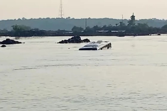 O acidente aconteceu na marugada de domingo (26), mas o ônibus ainda permanece submerso na manhã hoje (27).