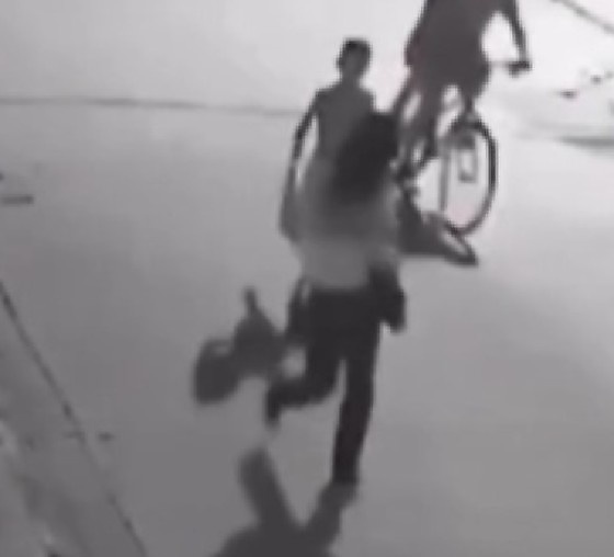 A Polícia Civil iniciou as investigações para identificar os autores do crime e apurar as motivações. Até o momento, ninguém foi preso.