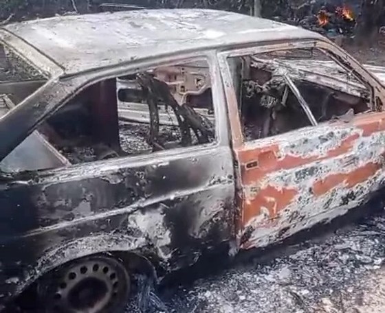 Carro foi totalmente destruído