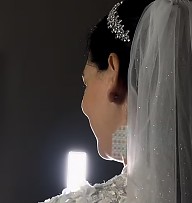 Samantha aparece vestida de noiva e gera burburinho