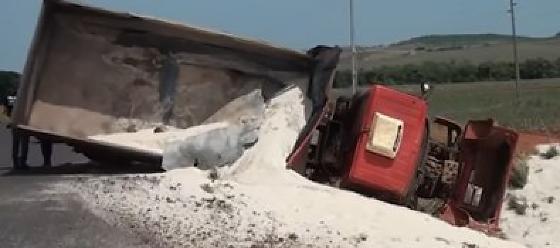 A vítima conduzia um caminhão Mercedes-Benz L 1620, carregado com areia, quando acabou tombando às margens da rodovia