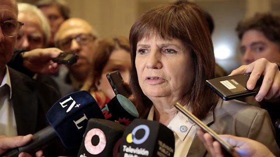A ministra de Segurança da Argentina, Patricia Bullrich, realiza uma coletiva de imprensa para anunciar a prisão de um suspeito de militante islâmico na Argentina, em Buenos Aires, Argentina, 14 de janeiro de 2025.