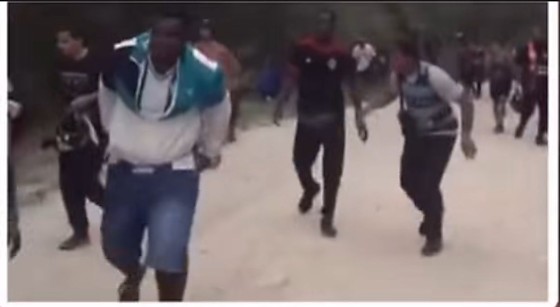 Moradores sendo feitos de escudo humano.