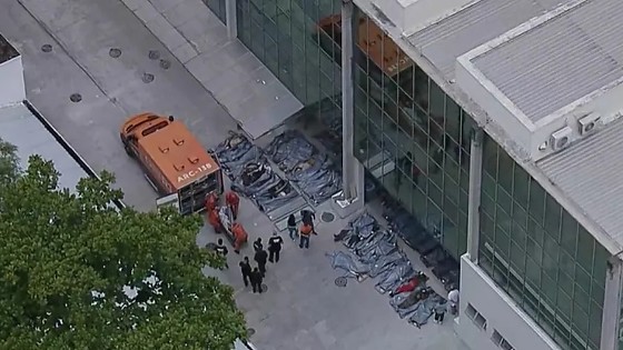 Alguns dos parentes que aguardam reconhecimento dos corpos estão pelo segundo dia na porta do IML