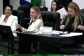 Vereadora mostra dedo do meio a colega durante sessão; veja vídeo