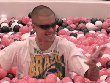 Justin Bieber assiste a pegadinhas clássicas do SBT durante live